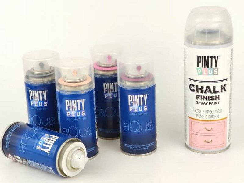 Łączymy produkty Pinty PLUS: farbę kredową do mebli Chalk Paint Spray i wodny spray AQUA. 